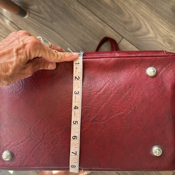 Vintage Samsonite Red Leather Travel Bag, 15" x 15.5" x 8" - Picture 13 of 14